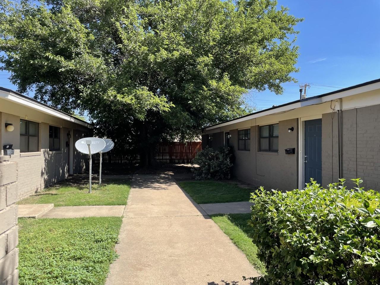 4518 35th St Apt B - Photo 2 of 10