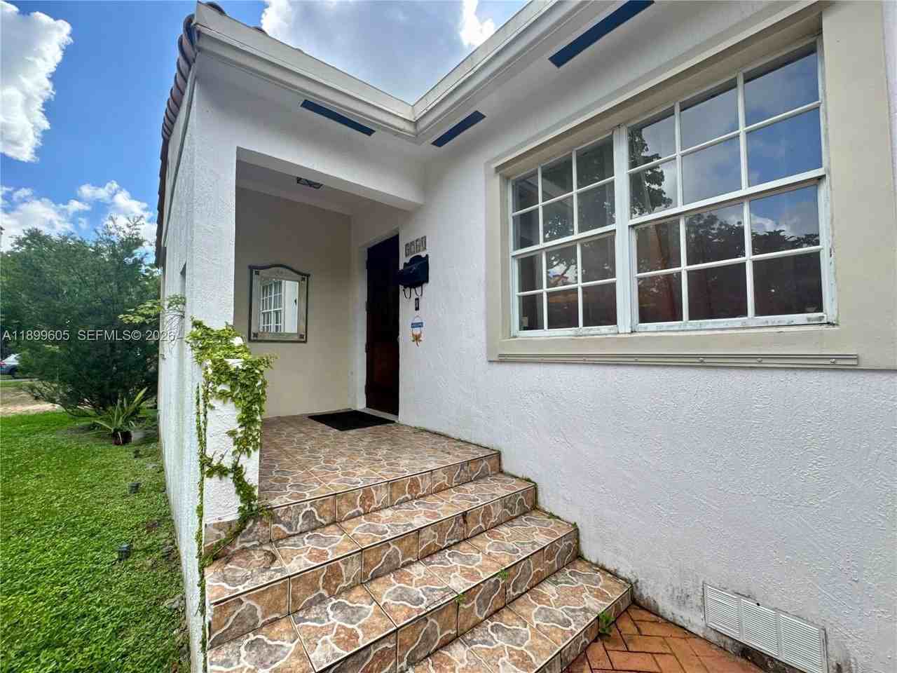 5760 Sw 10th St - Photo 5 of 29