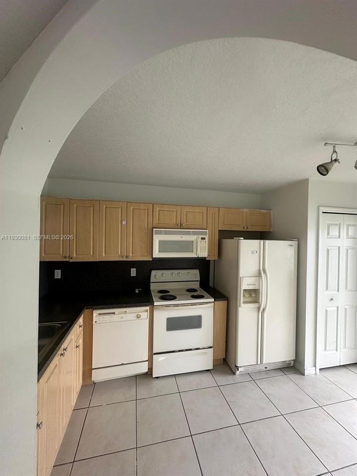 2930 Se 13th Ave #103-52 - Photo 4 of 7