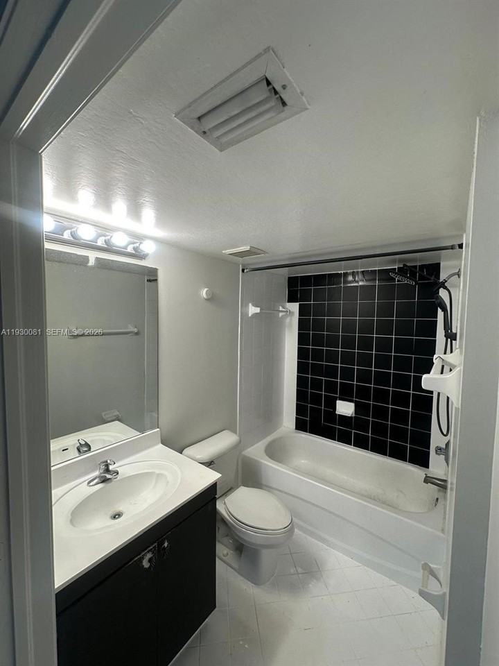 2930 Se 13th Ave #103-52 - Photo 7 of 7