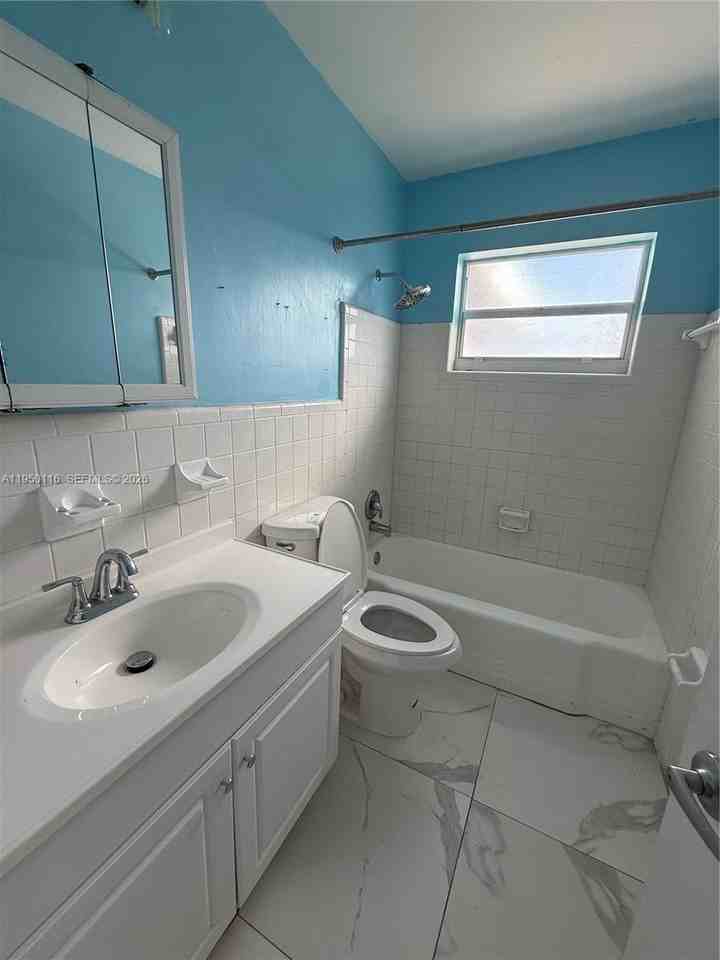 5408 N Andrews Ave #5408 - Photo 6 of 8