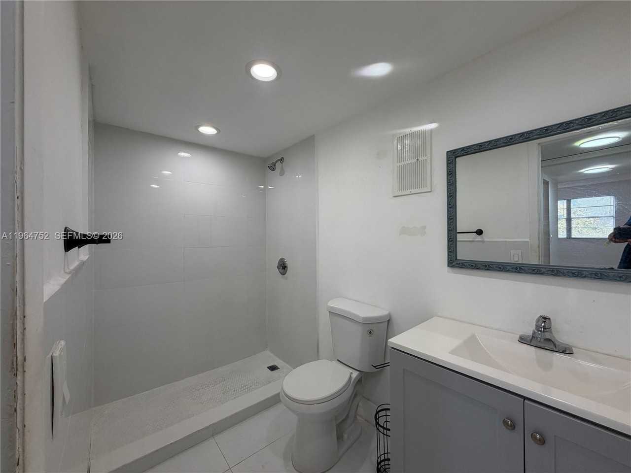 13685 Ne 10th Ave #304 - Photo 3 of 17