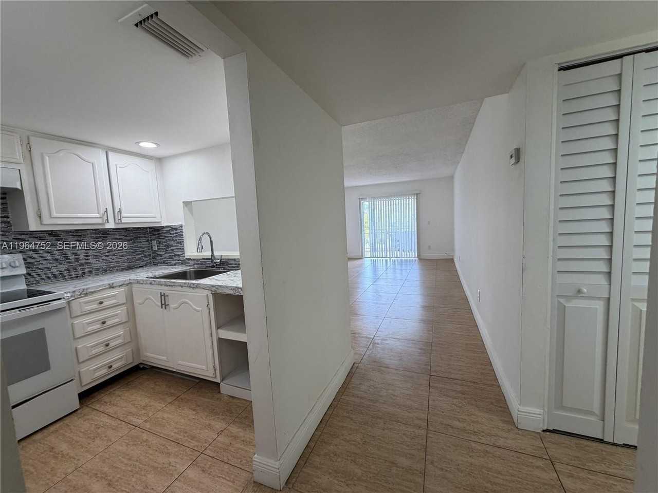 13685 Ne 10th Ave #304 - Photo 4 of 17