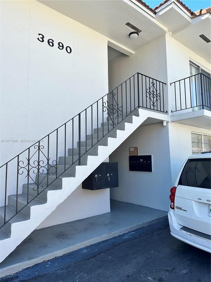 543 Sw 37th Ave #4 - Photo 2 of 12