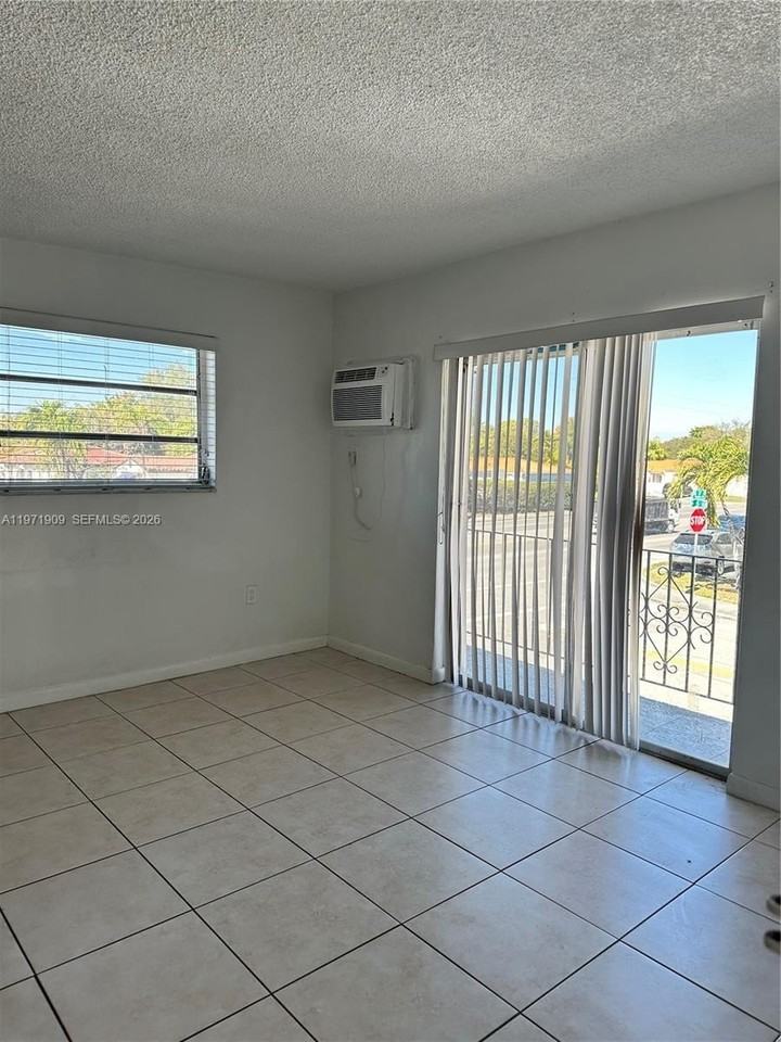 543 Sw 37th Ave #4 - Photo 4 of 12