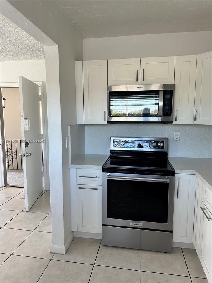 543 Sw 37th Ave #4 - Photo 5 of 12