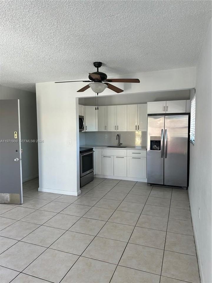 543 Sw 37th Ave #4 - Photo 6 of 12