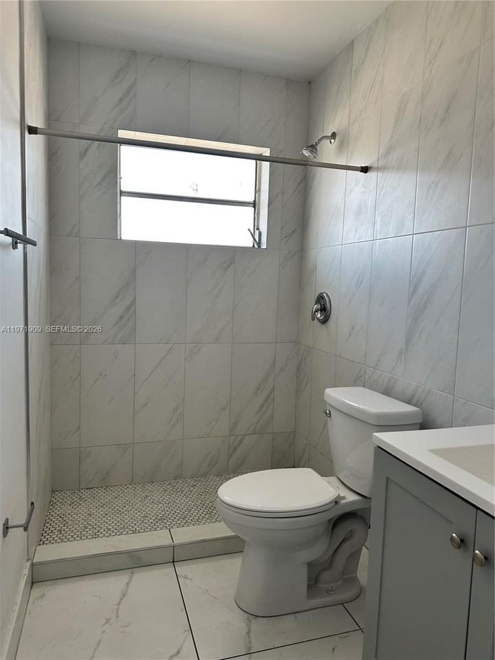 543 Sw 37th Ave #4 - Photo 7 of 12