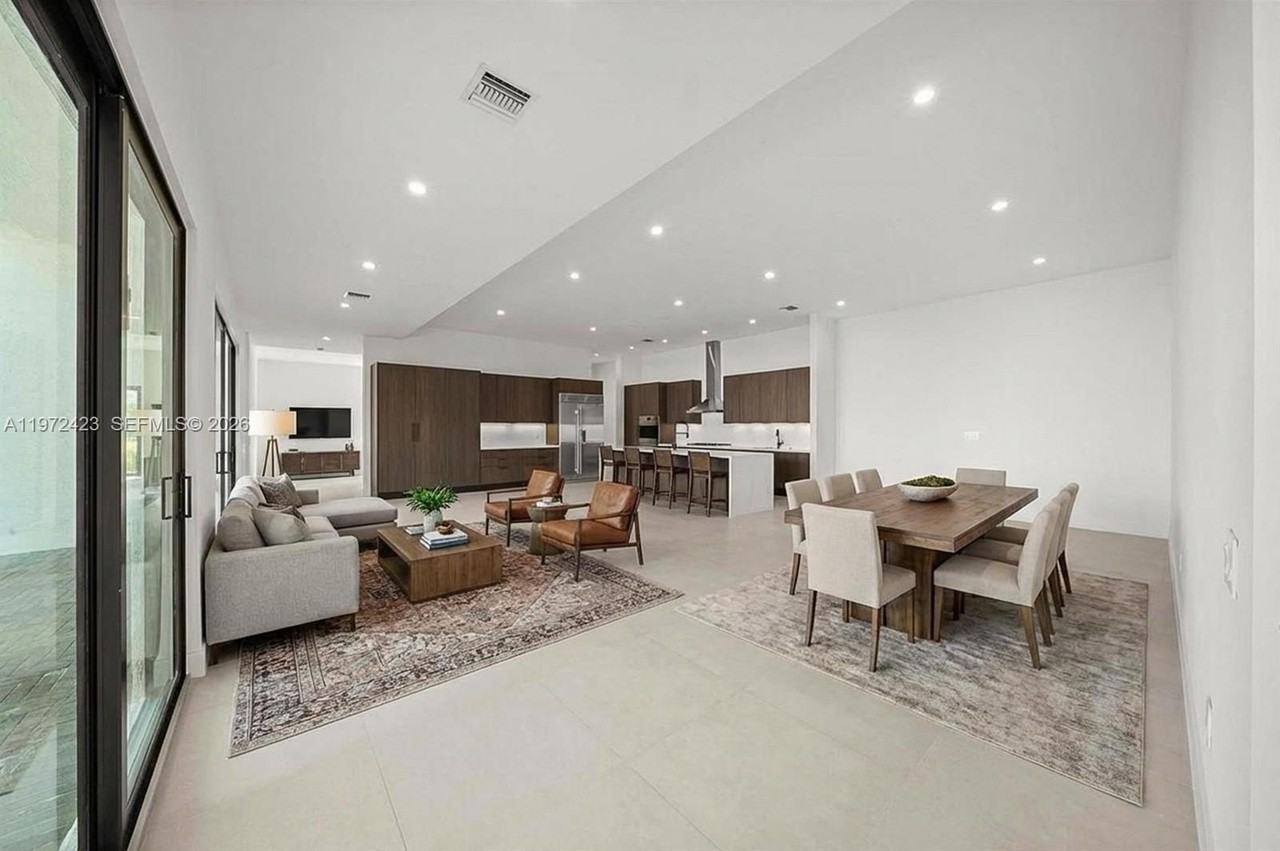 5718 Ashwood Cir W #5718 - Photo 3 of 50