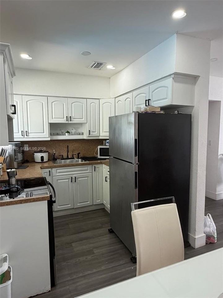 331 Nw 39th Ave #1 - Photo 3 of 9