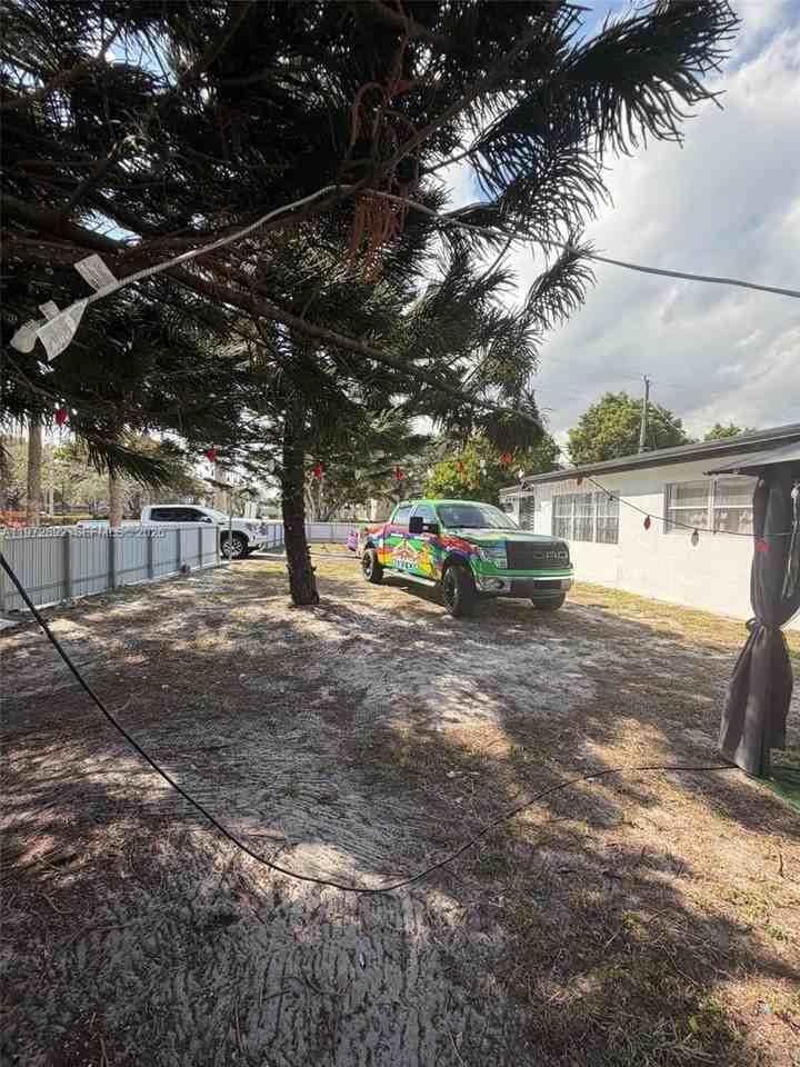 331 Nw 39th Ave #1 - Photo 4 of 9