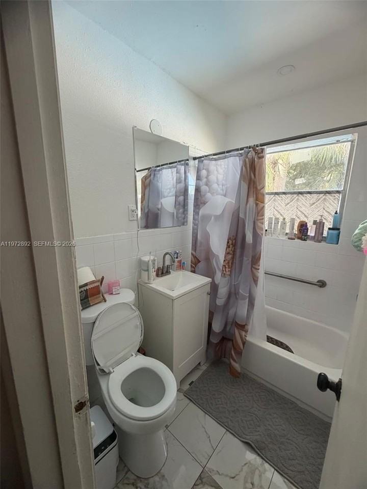 331 Nw 39th Ave #1 - Photo 7 of 9