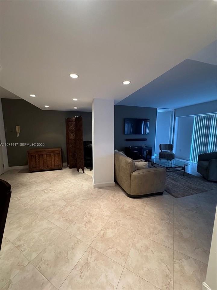 77 Crandon Blvd #9E - Photo 7 of 11