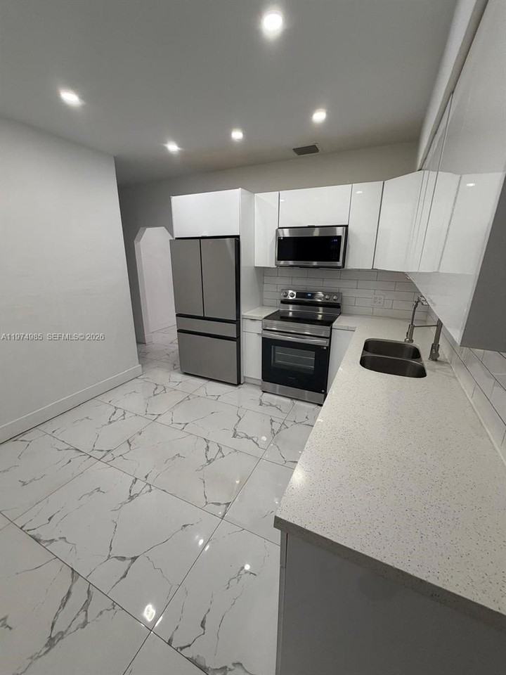 345 Sw 49th Ave - Photo 2 of 13