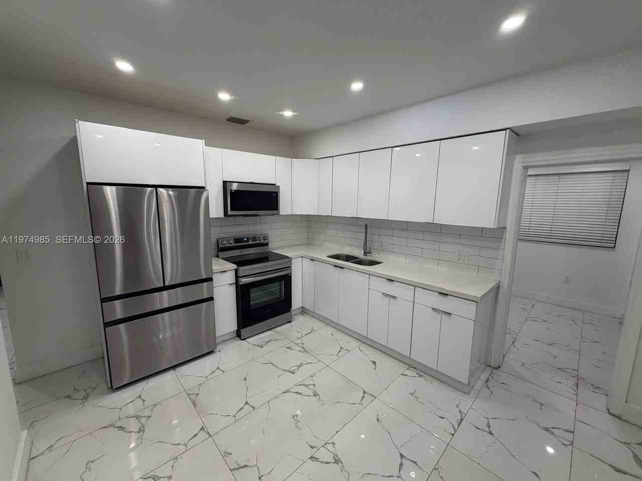 345 Sw 49th Ave - Photo 4 of 13