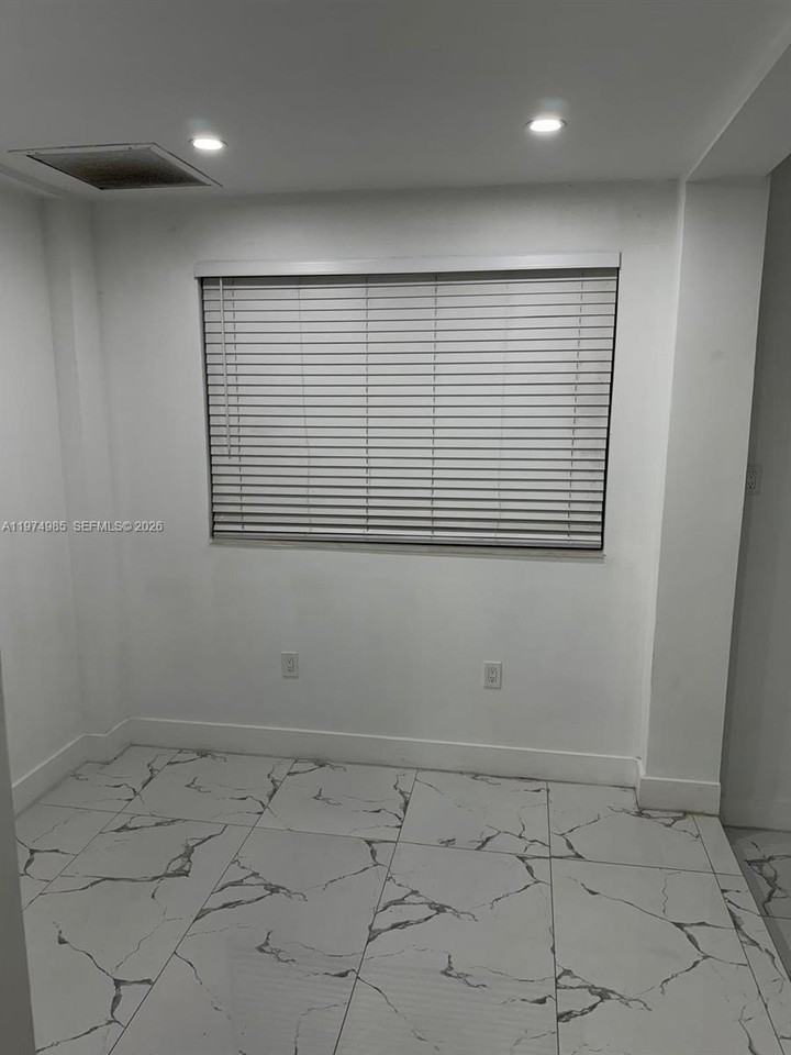 345 Sw 49th Ave - Photo 6 of 13