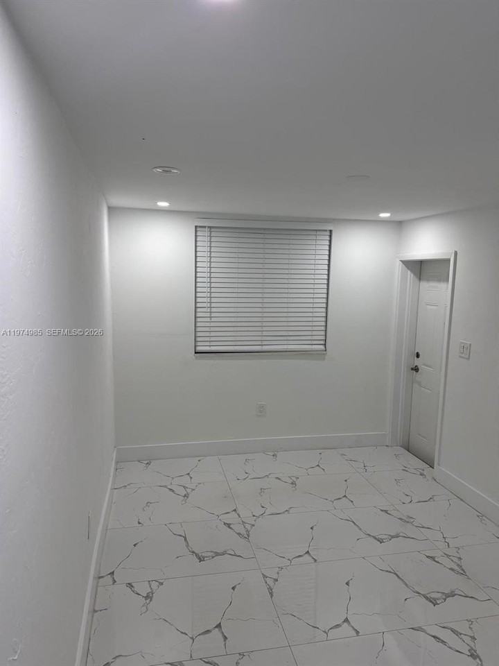 345 Sw 49th Ave - Photo 7 of 13