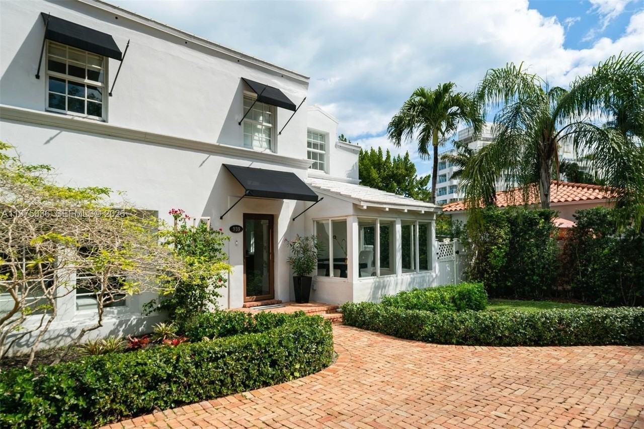 939 W 47th Ct - Photo 3 of 47