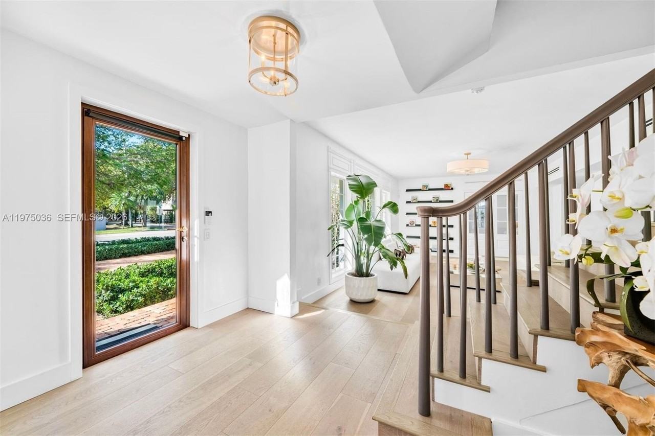 939 W 47th Ct - Photo 6 of 47