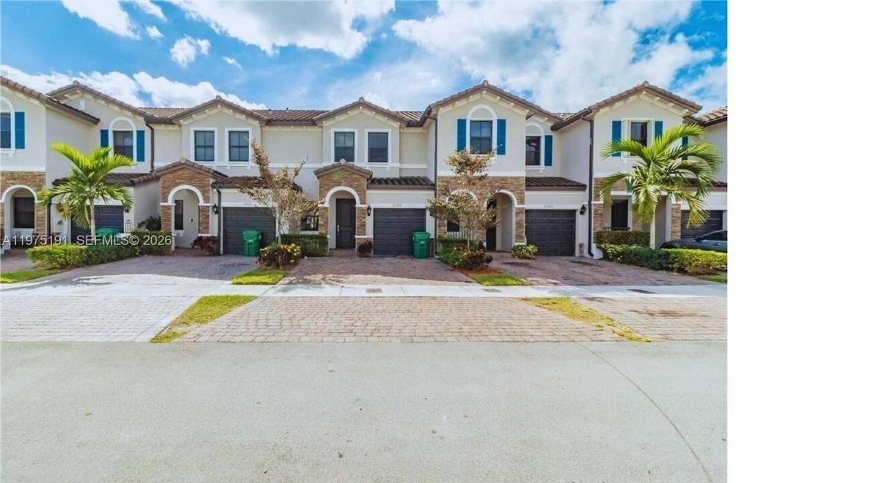 15076 Sw 117th Ter #0 - Photo 3 of 31