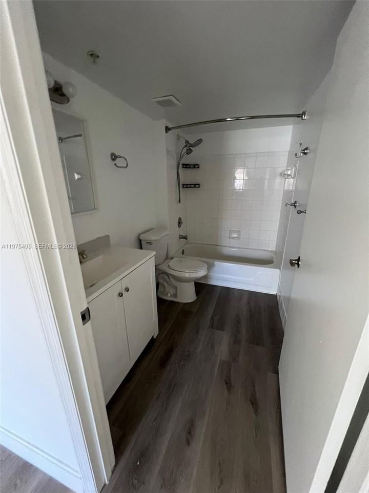 440 S Park Rd #4-202 - Photo 7 of 11