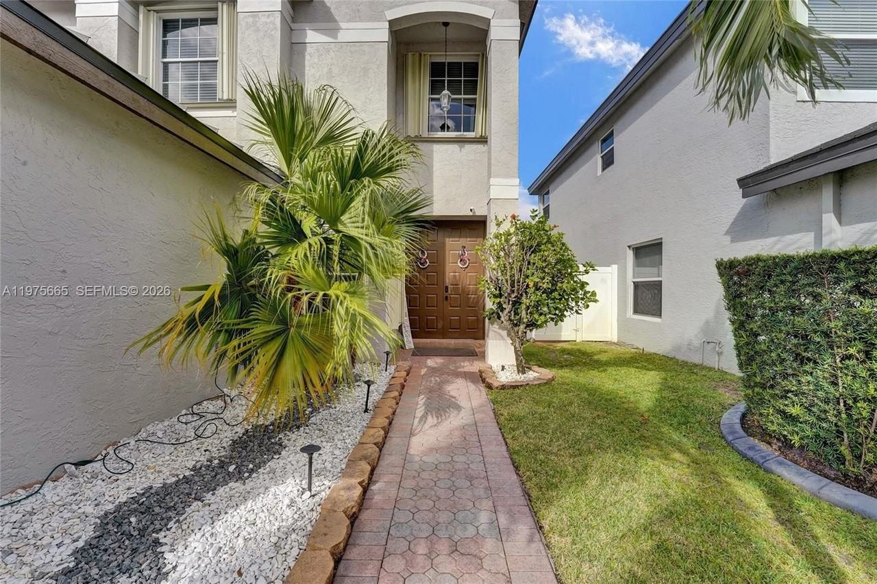 18231 Sw 27th St #18231 - Photo 3 of 50