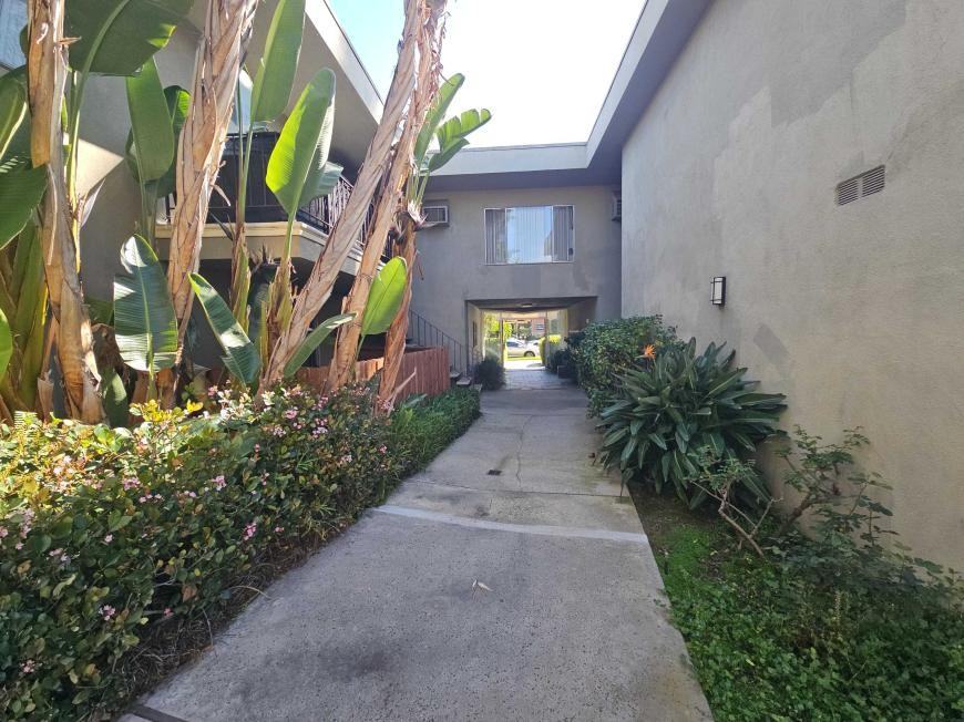 14413 Addison St - Photo 4 of 10