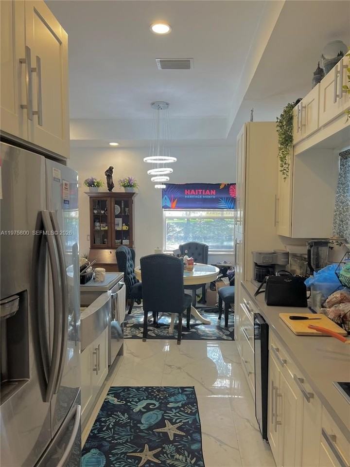 8320 Sw 12th St - Photo 4 of 28