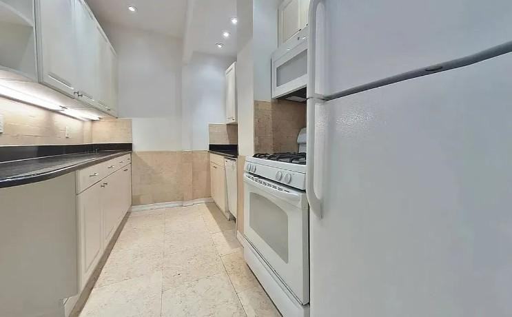 145 E 61st St - Photo 3 of 6