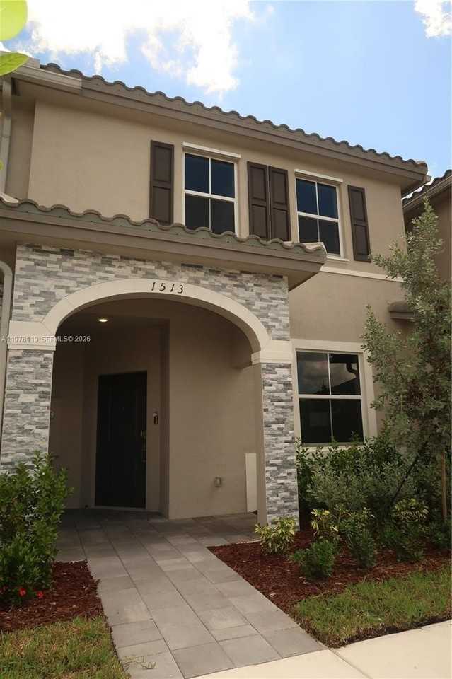 1513 Se 27th Rd - Photo 2 of 10