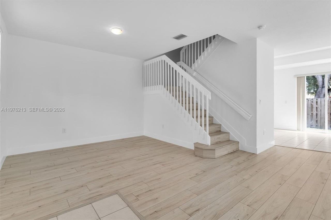 925 Sw 152nd Ct - Photo 2 of 25