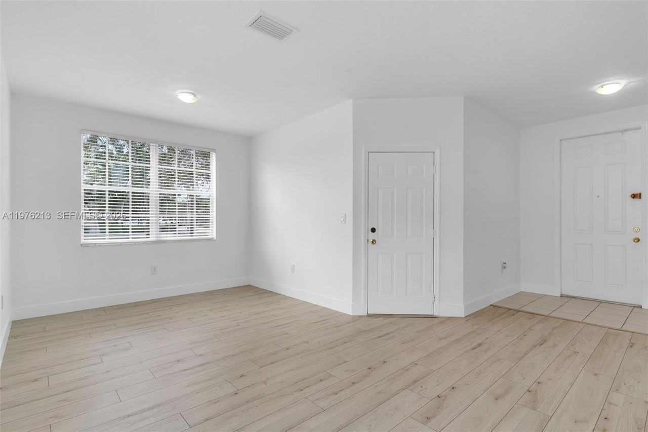 925 Sw 152nd Ct - Photo 4 of 25