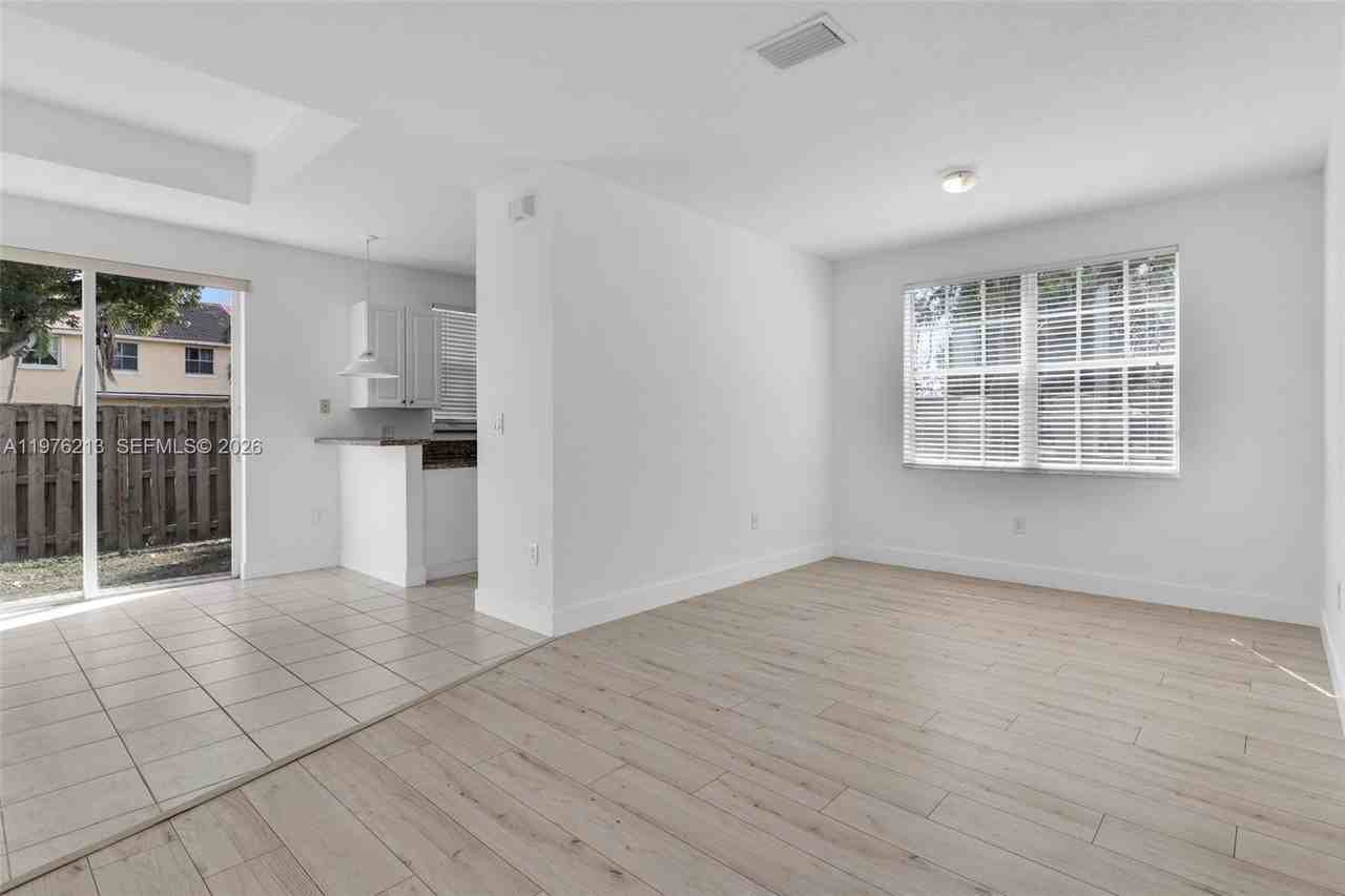 925 Sw 152nd Ct - Photo 5 of 25