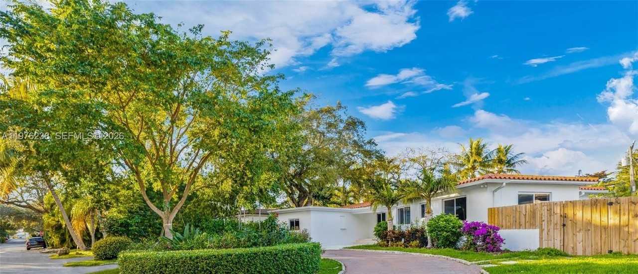 535 Ne 50th Ter - Photo 2 of 33