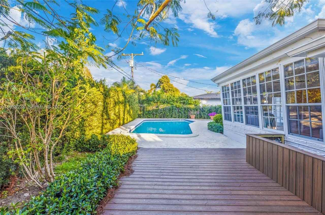 535 Ne 50th Ter - Photo 5 of 33