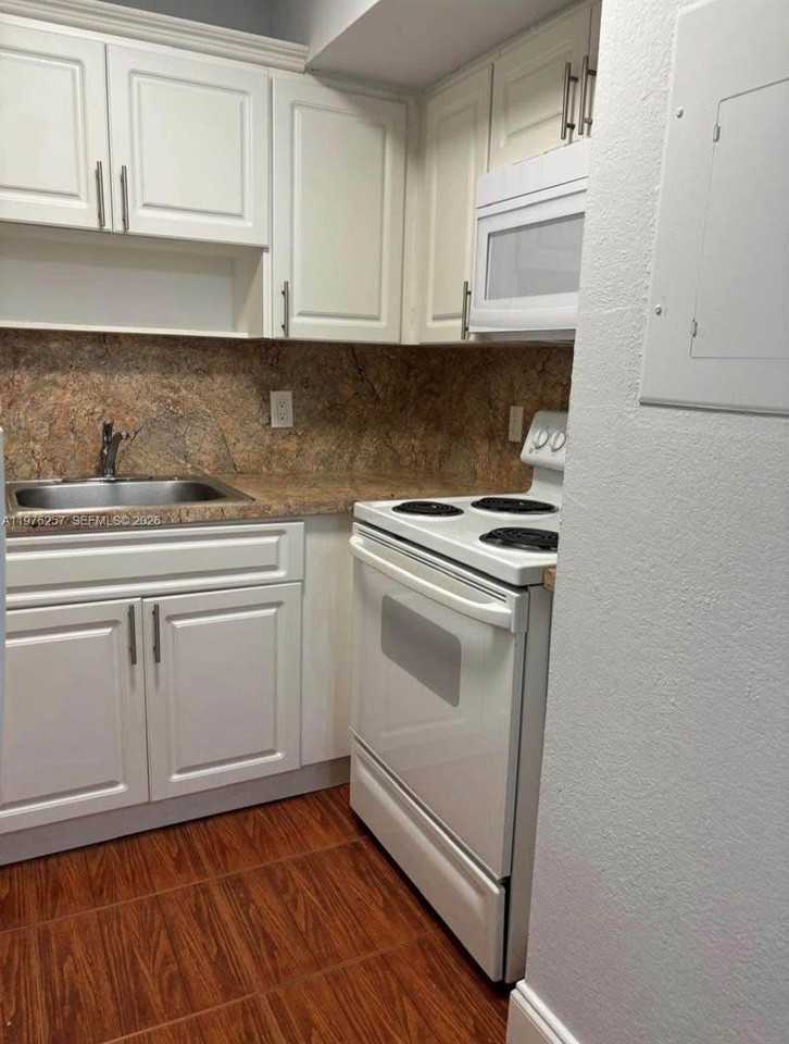 1152 Nw 3rd St #2 - Photo 4 of 20