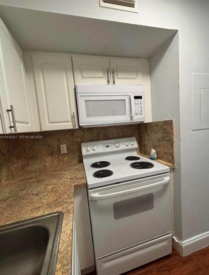 1152 Nw 3rd St #2 - Photo 5 of 20