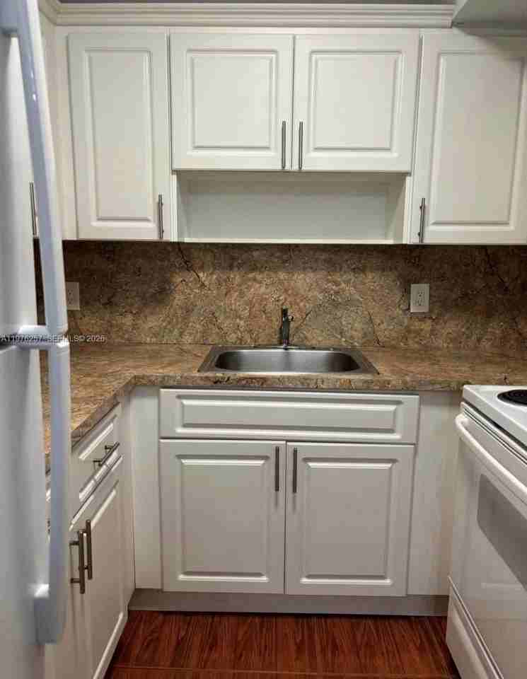 1152 Nw 3rd St #2 - Photo 7 of 20