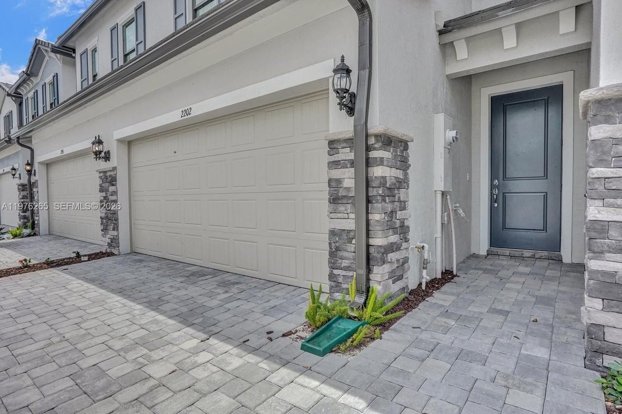 2202 Appleton Cir S - Photo 2 of 50