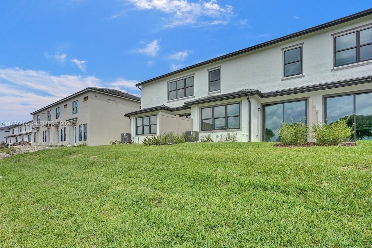 2202 Appleton Cir S - Photo 4 of 50