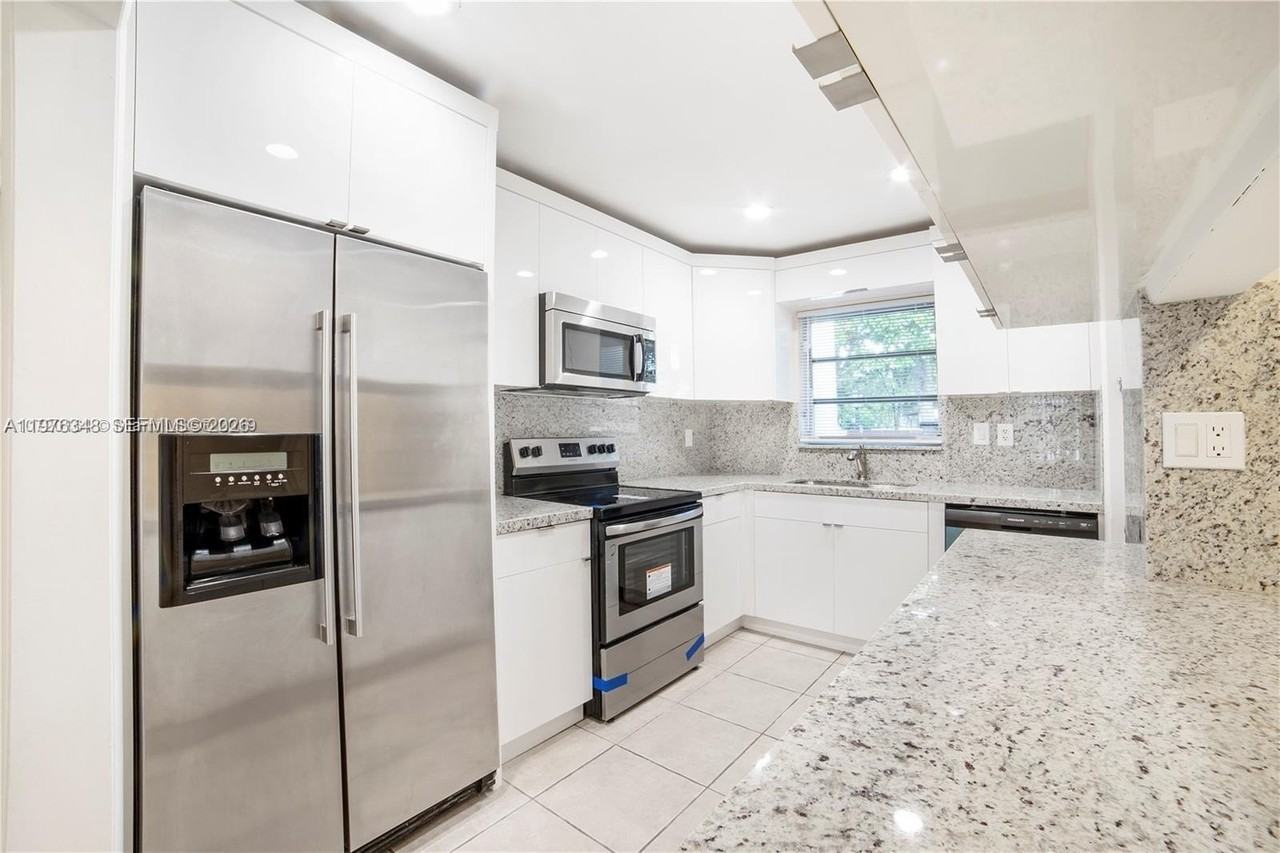 13726 Kendale Lakes Dr #13726 - Photo 2 of 4