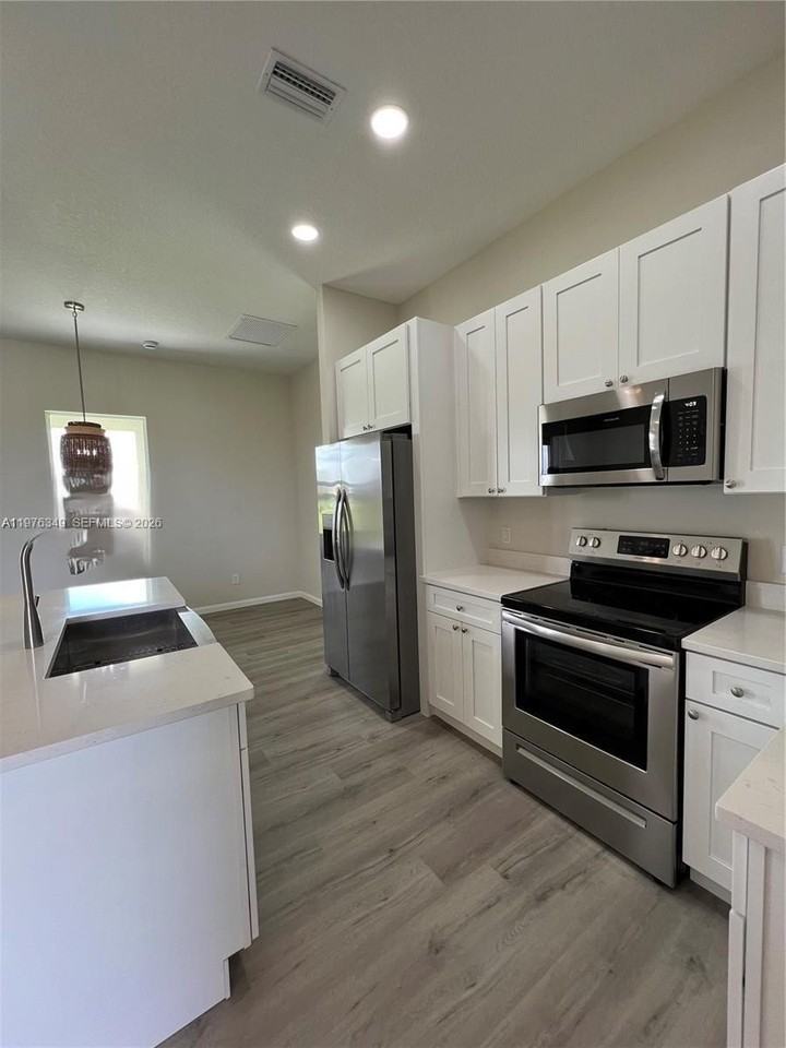 1088 Saturn Ct - Photo 3 of 23