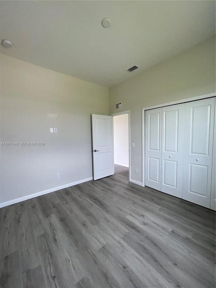 1088 Saturn Ct - Photo 7 of 23