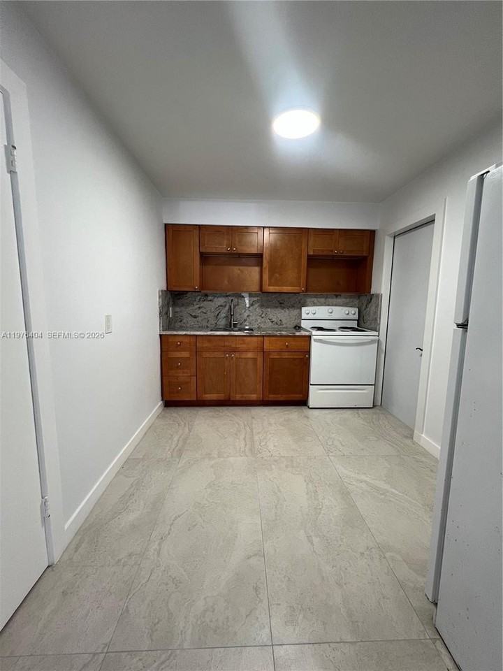 963 Nw 5th St #3 - Photo 3 of 12