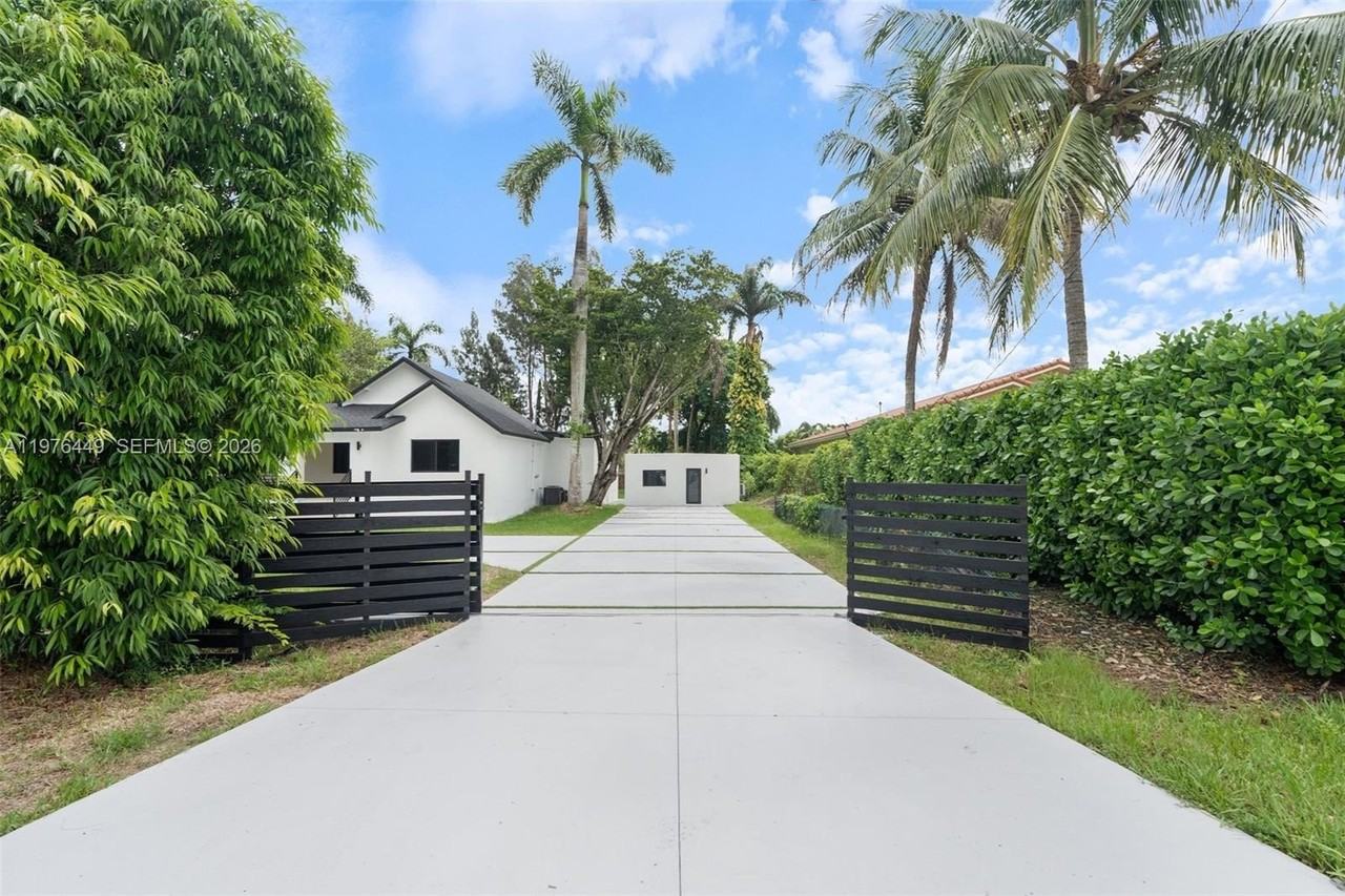 4800 Sw 61st Ave - Photo 3 of 50