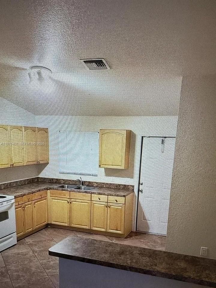 6575 Sw 49th Ct #D - Photo 2 of 8