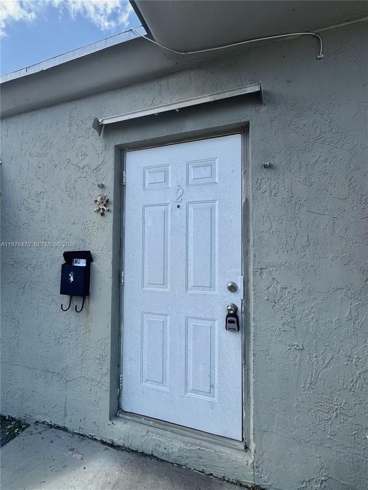 124 Se 4th St #2 - Photo 3 of 9