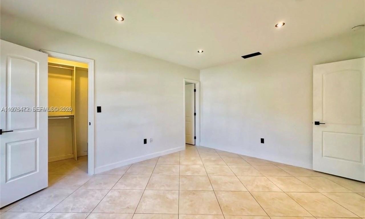 21020 Ne 18th Ct - Photo 5 of 11