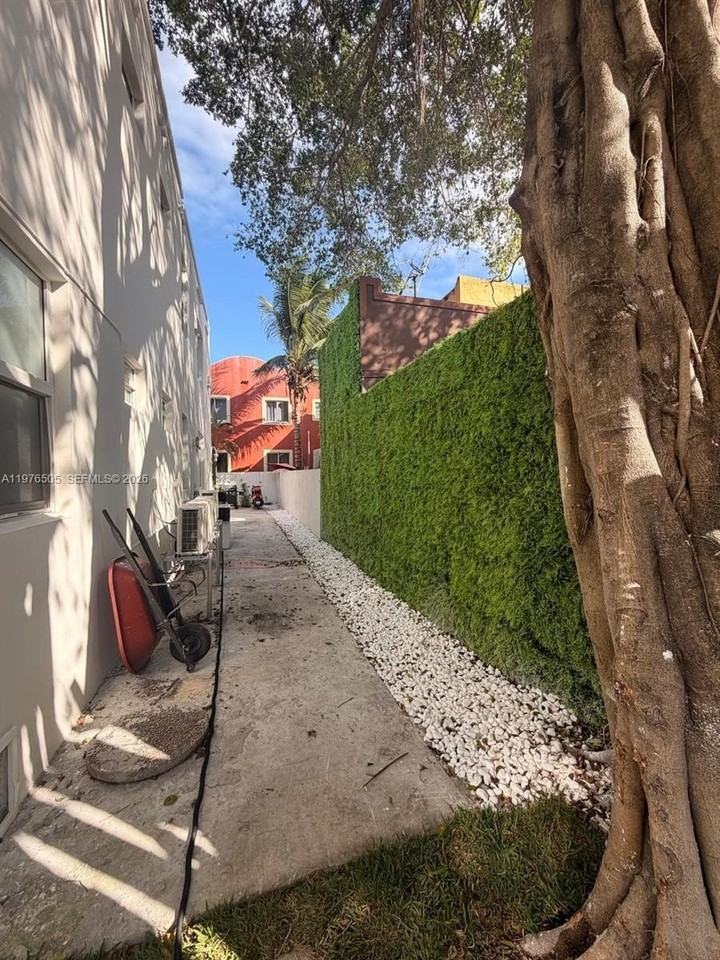 337 Sw 10th Ave #5 - Photo 3 of 14