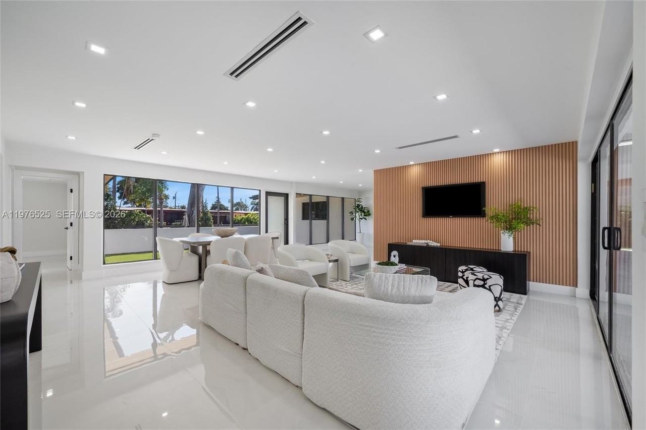 1931 Ne 186th Dr - Photo 2 of 17